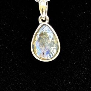 Elegant 925 Silver Labradorite Pendant
